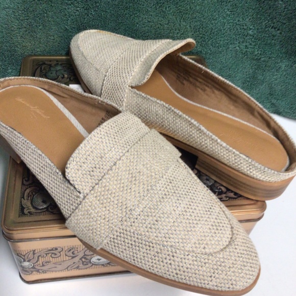 Beige slip on shoes - Picture 2 of 4